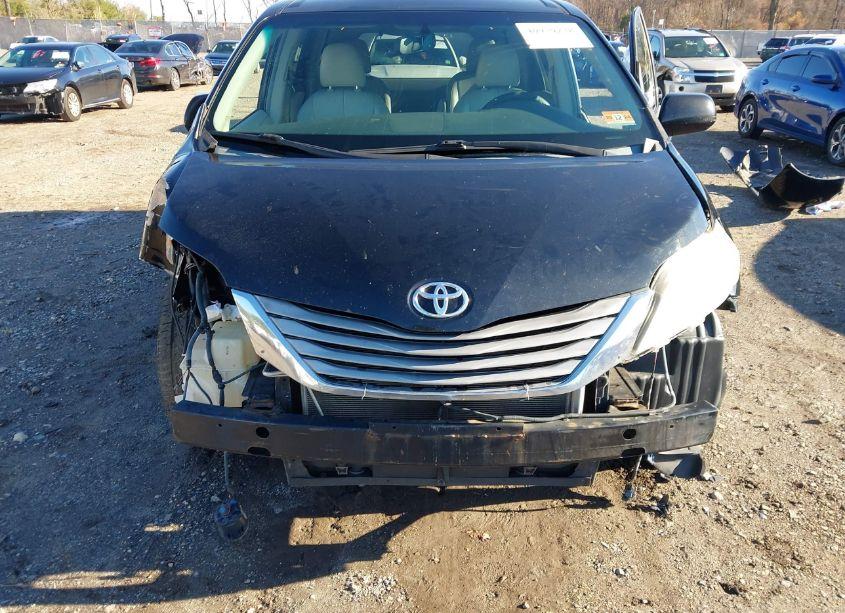 Photo 6 of 2013 Toyota Sienna XLE/LIMITED (VIN 5TDDK3DC3DS051884)