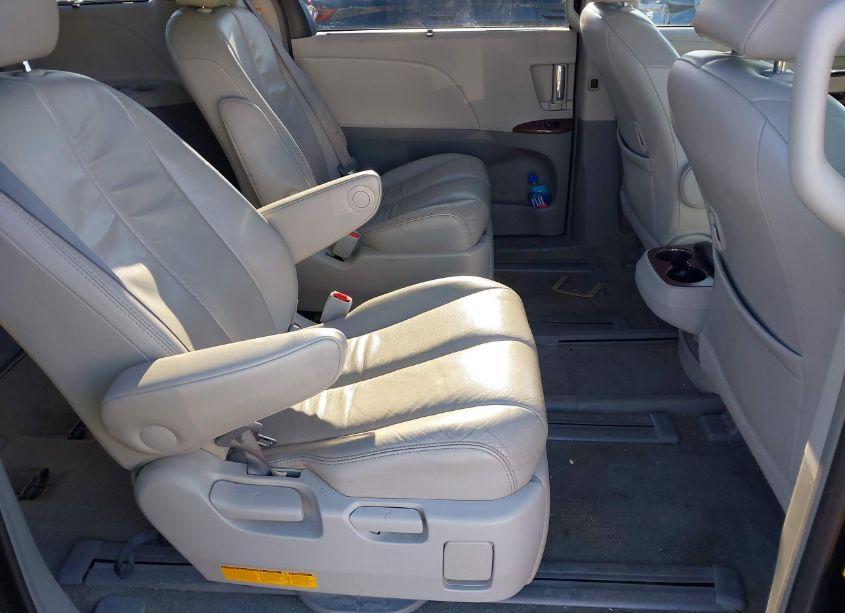 Photo 8 of 2013 Toyota Sienna XLE/LIMITED (VIN 5TDDK3DC3DS051884)