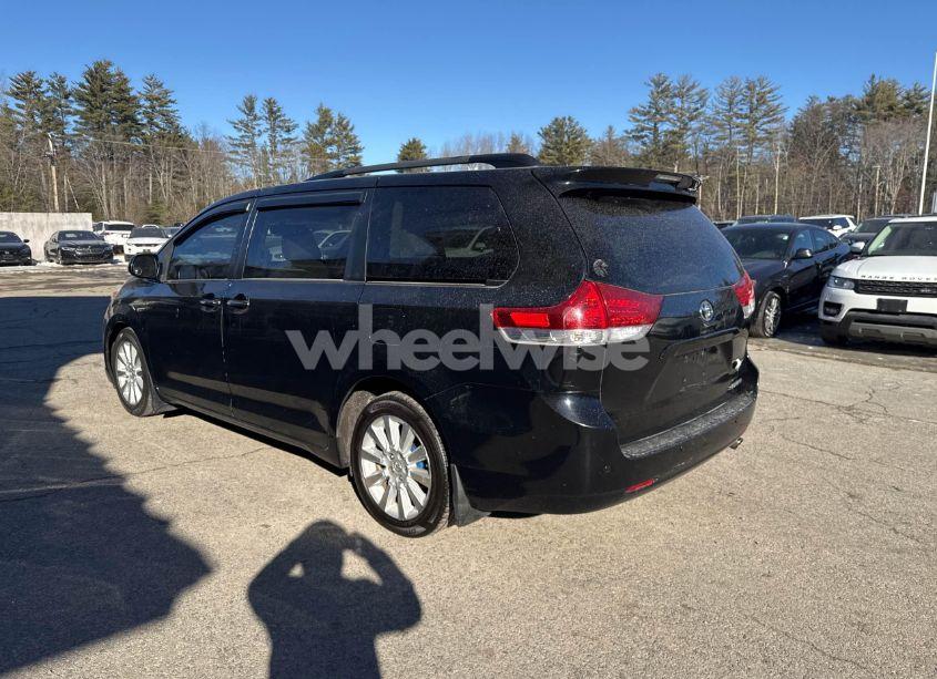 Photo 3 of 2013 Toyota Sienna XLE/LIMITED (VIN 5TDDK3DC3DS052713)