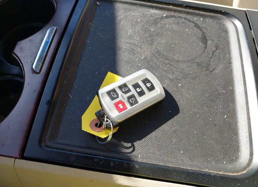 Photo 11 of 2013 Toyota Sienna XLE/LIMITED (VIN 5TDDK3DC3DS067230)