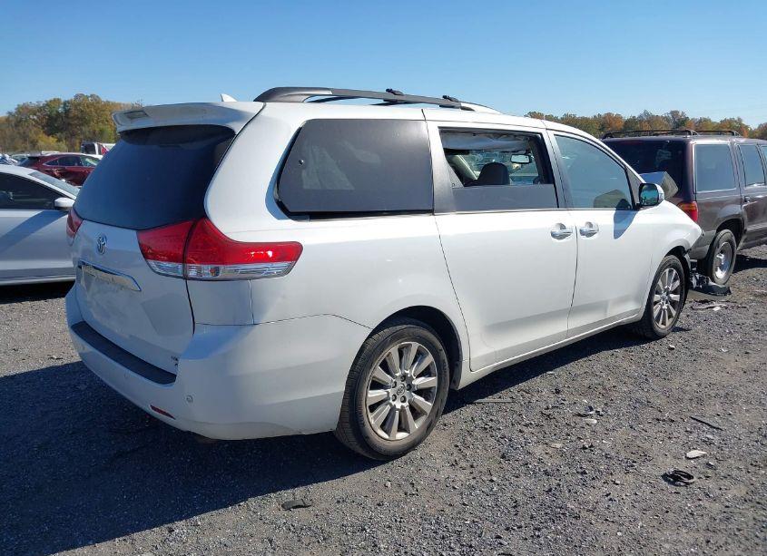 Photo 4 of 2013 Toyota Sienna XLE/LIMITED (VIN 5TDDK3DC3DS067230)