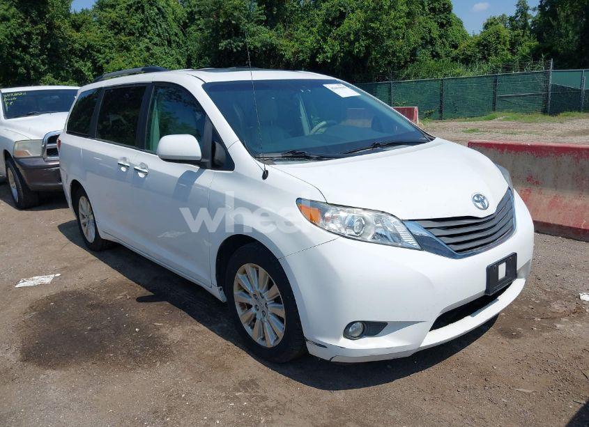 2014 Toyota Sienna XLE 7 PASSENGER (VIN 5TDDK3DC3ES079590) main photo