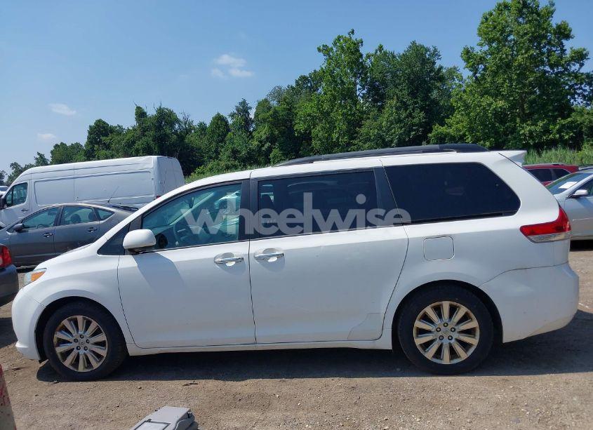 Photo 14 of 2014 Toyota Sienna XLE 7 PASSENGER (VIN 5TDDK3DC3ES079590)