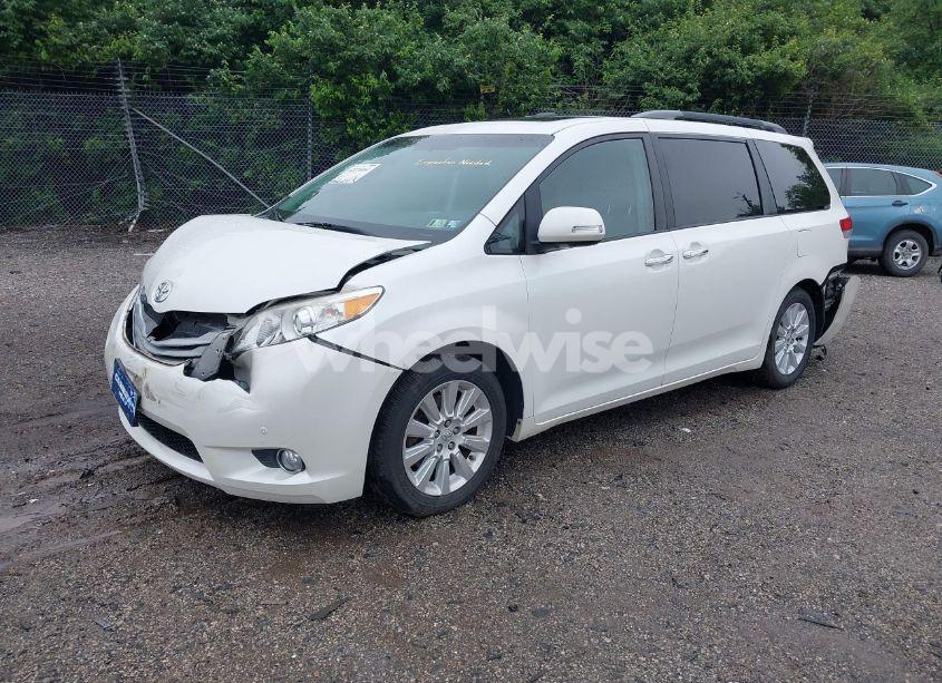 Photo 2 of 2014 Toyota Sienna XLE/LIMITED (VIN 5TDDK3DC4ES081882)