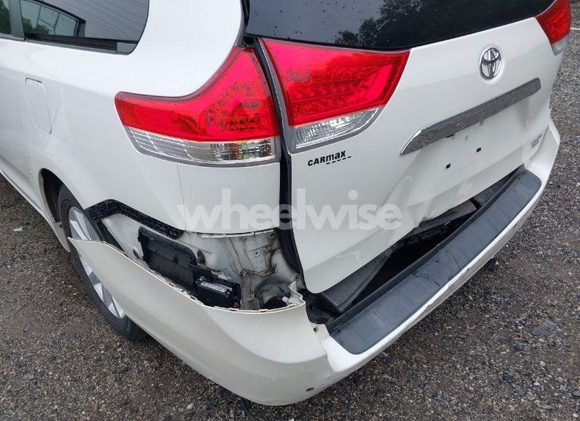 Photo 6 of 2014 Toyota Sienna XLE/LIMITED (VIN 5TDDK3DC4ES081882)