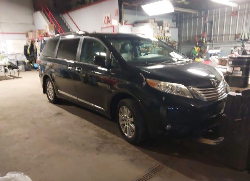 2015 Toyota Sienna XLE 7 PASSENGER (VIN 5TDDK3DC4FS124229) main photo