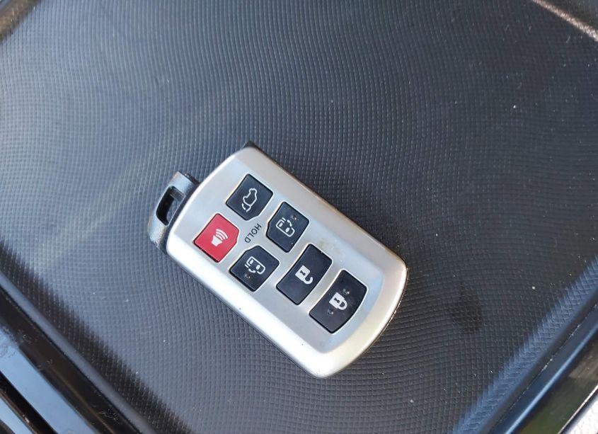 Photo 11 of 2015 Toyota Sienna XLE 7 PASSENGER (VIN 5TDDK3DC4FS124229)