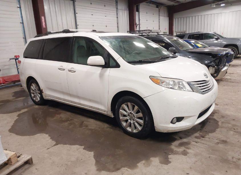 2011 Toyota Sienna XLE (VIN 5TDDK3DC5BS005535) main photo