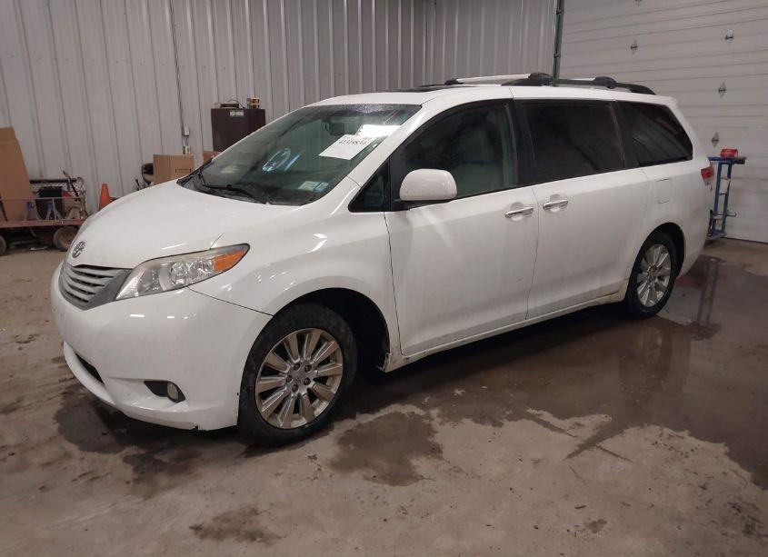 Photo 2 of 2011 Toyota Sienna XLE (VIN 5TDDK3DC5BS005535)