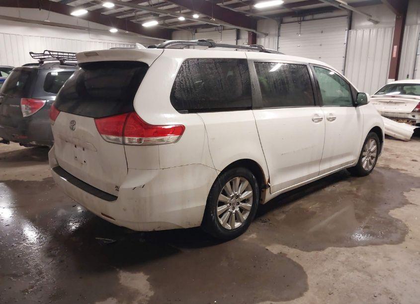 Photo 4 of 2011 Toyota Sienna XLE (VIN 5TDDK3DC5BS005535)