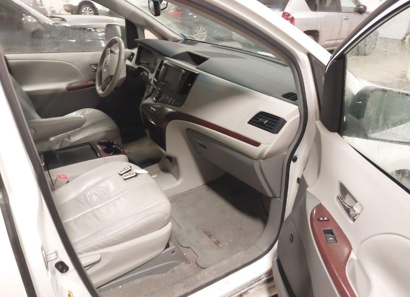 Photo 5 of 2011 Toyota Sienna XLE (VIN 5TDDK3DC5BS005535)