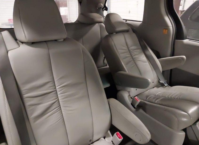 Photo 8 of 2011 Toyota Sienna XLE (VIN 5TDDK3DC5BS005535)