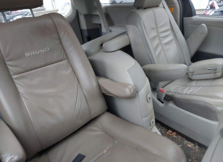 Photo 8 of 2011 Toyota Sienna XLE/LIMITED (VIN 5TDDK3DC5BS019368)