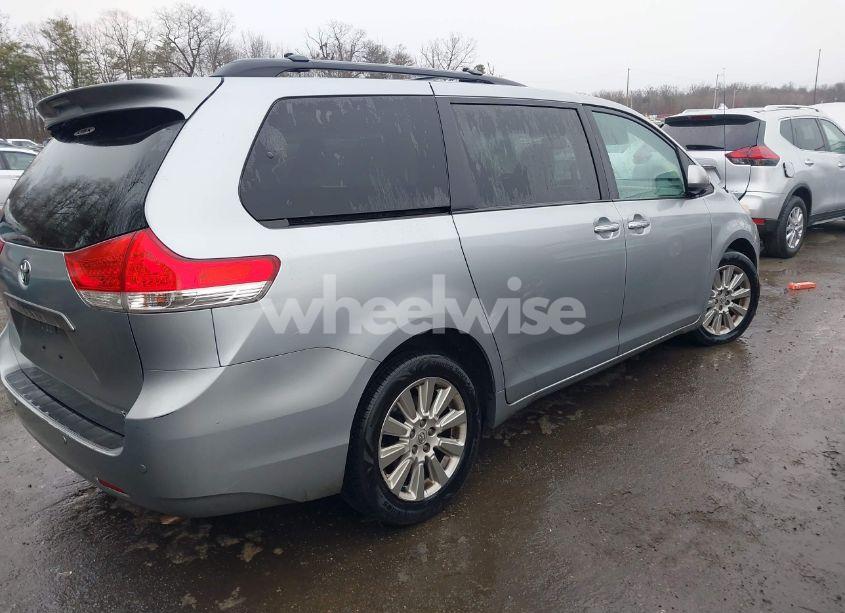 Photo 4 of 2013 Toyota Sienna XLE/LIMITED (VIN 5TDDK3DC5DS070243)