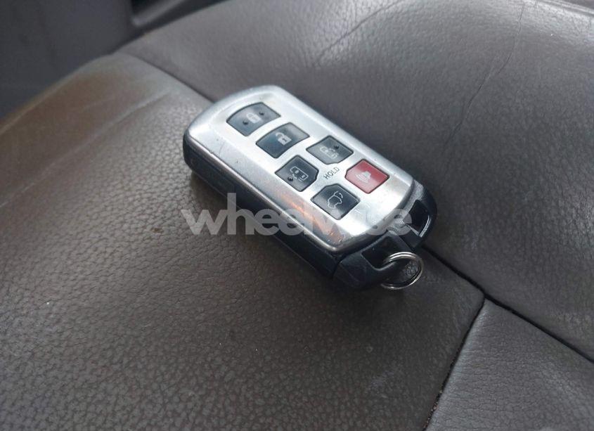 Photo 11 of 2015 Toyota Sienna XLE 7 PASSENGER (VIN 5TDDK3DC5FS106080)