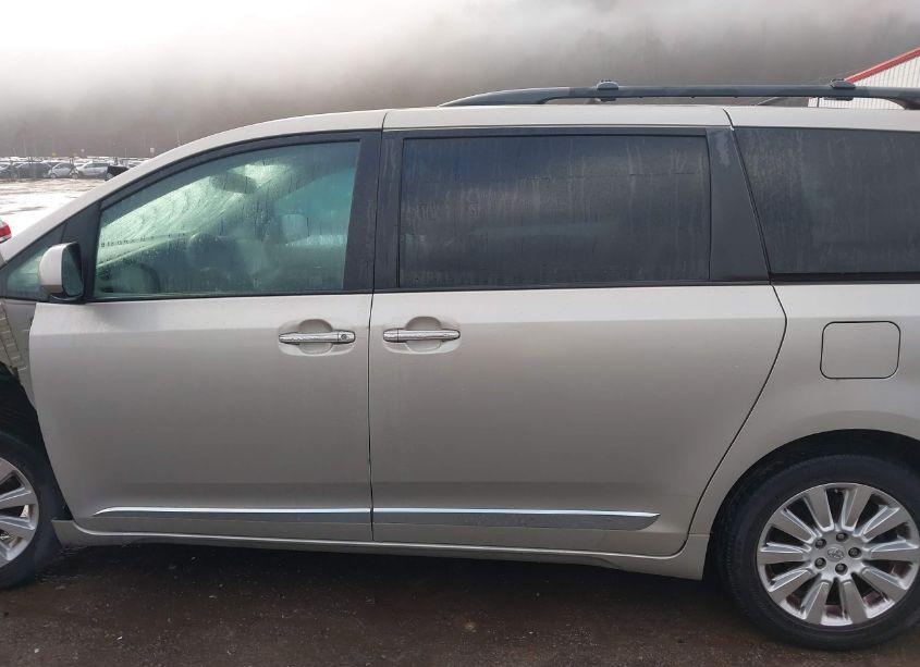 Photo 15 of 2016 Toyota Sienna XLE PREMIUM 7 PASSENGER (VIN 5TDDK3DC5GS142966)