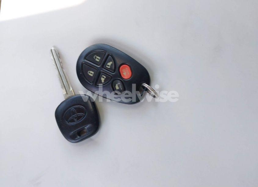 Photo 11 of 2011 Toyota Sienna XLE (VIN 5TDDK3DC6BS005317)