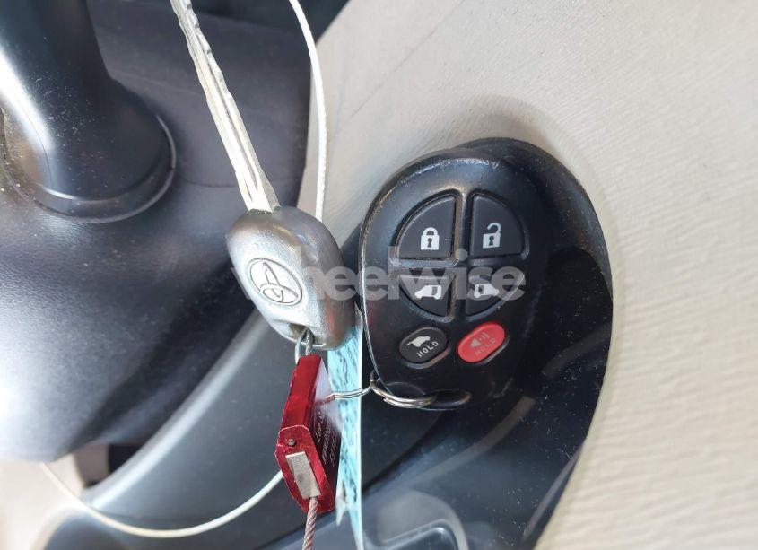 Photo 11 of 2011 Toyota Sienna XLE (VIN 5TDDK3DC6BS017578)