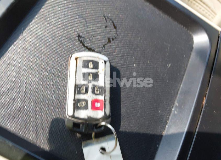 Photo 11 of 2011 Toyota Sienna XLE/LIMITED (VIN 5TDDK3DC6BS029472)