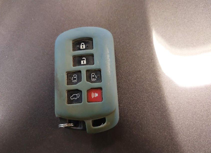 Photo 11 of 2012 Toyota Sienna XLE/LIMITED (VIN 5TDDK3DC6CS038707)