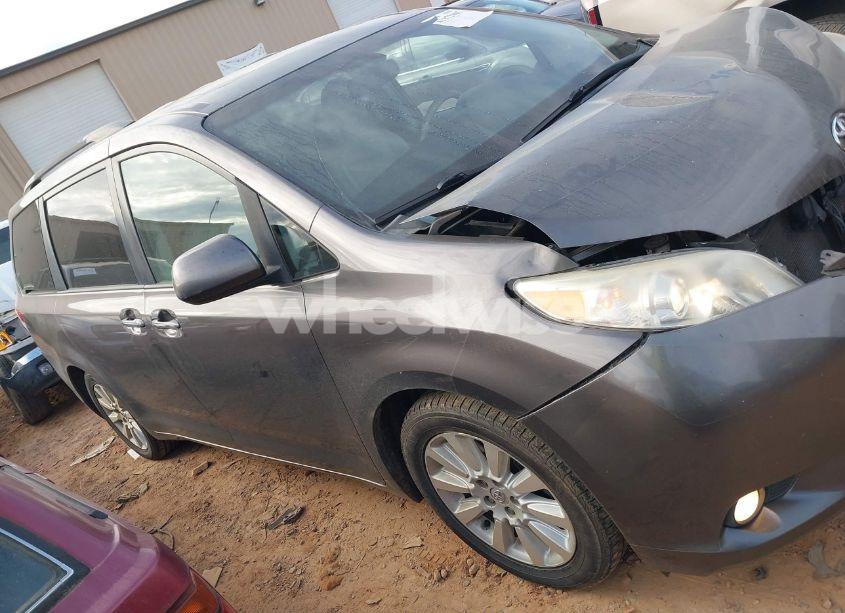 Photo 13 of 2013 Toyota Sienna XLE/LIMITED (VIN 5TDDK3DC6DS054942)