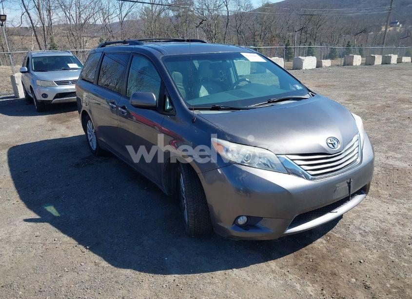 2013 Toyota Sienna XLE 7 PASSENGER (VIN 5TDDK3DC6DS067612) main photo