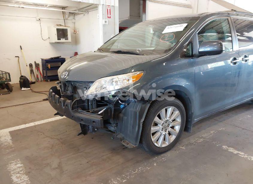 Photo 6 of 2014 Toyota Sienna XLE 7 PASSENGER (VIN 5TDDK3DC6ES076022)