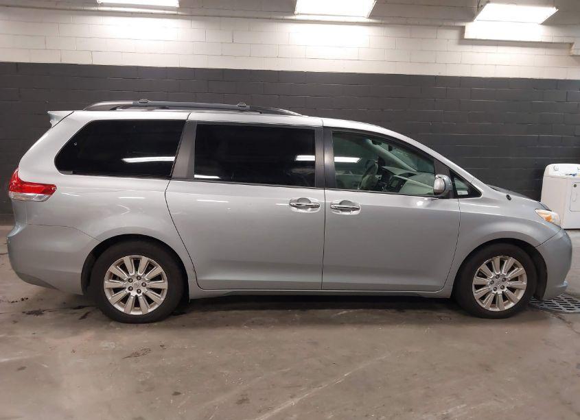 Photo 13 of 2014 Toyota Sienna XLE/LIMITED (VIN 5TDDK3DC6ES086937)
