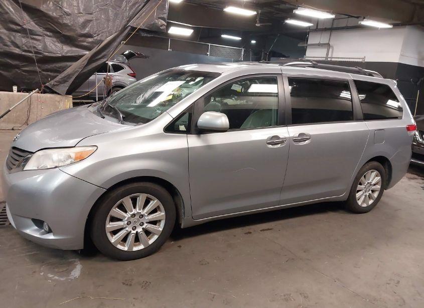 Photo 14 of 2014 Toyota Sienna XLE/LIMITED (VIN 5TDDK3DC6ES086937)