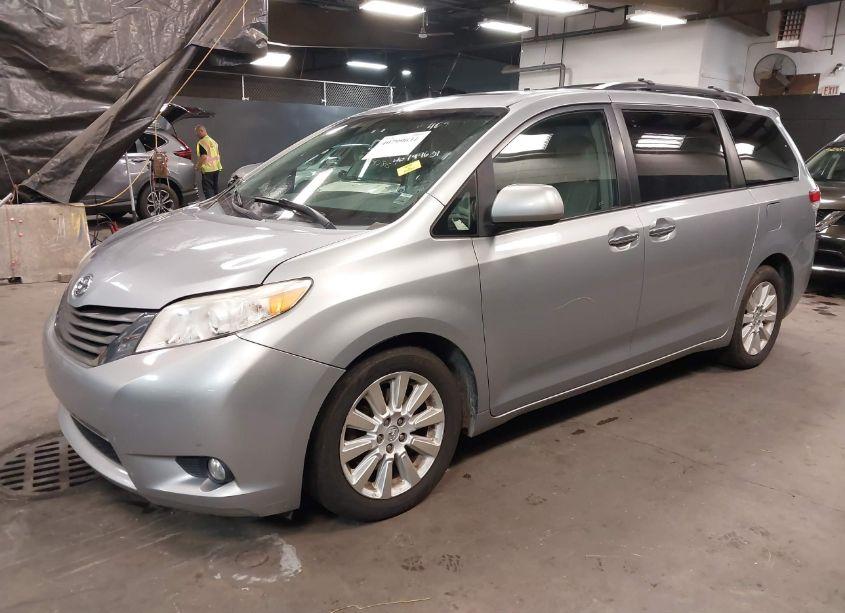 Photo 2 of 2014 Toyota Sienna XLE/LIMITED (VIN 5TDDK3DC6ES086937)