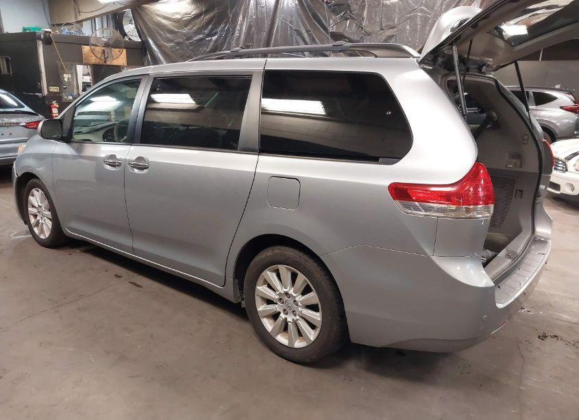 Photo 3 of 2014 Toyota Sienna XLE/LIMITED (VIN 5TDDK3DC6ES086937)