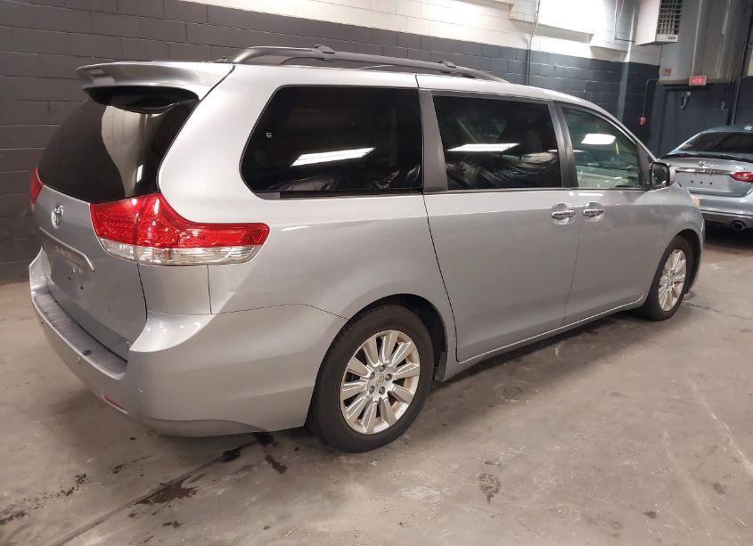 Photo 4 of 2014 Toyota Sienna XLE/LIMITED (VIN 5TDDK3DC6ES086937)