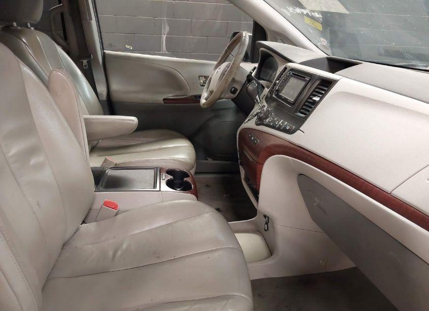 Photo 5 of 2014 Toyota Sienna XLE/LIMITED (VIN 5TDDK3DC6ES086937)