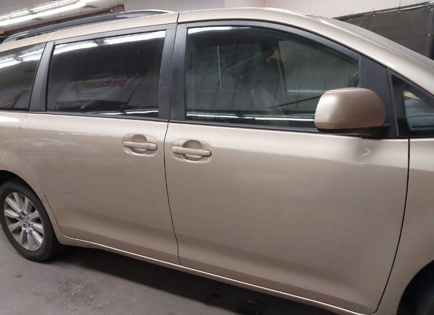 Photo 13 of 2014 Toyota Sienna XLE 7 PASSENGER (VIN 5TDDK3DC6ES090440)