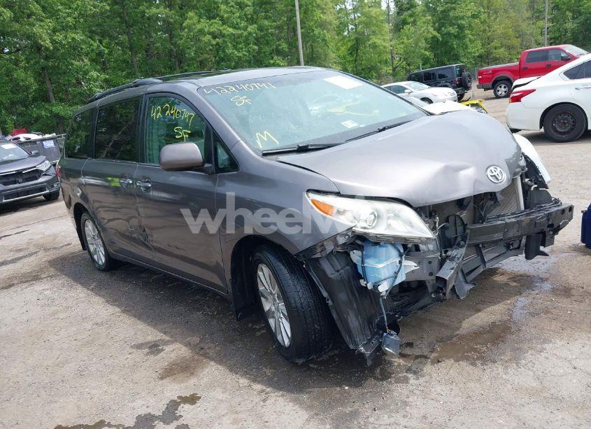 2015 Toyota Sienna XLE PREMIUM 7 PASSENGER (VIN 5TDDK3DC6FS111675) main photo