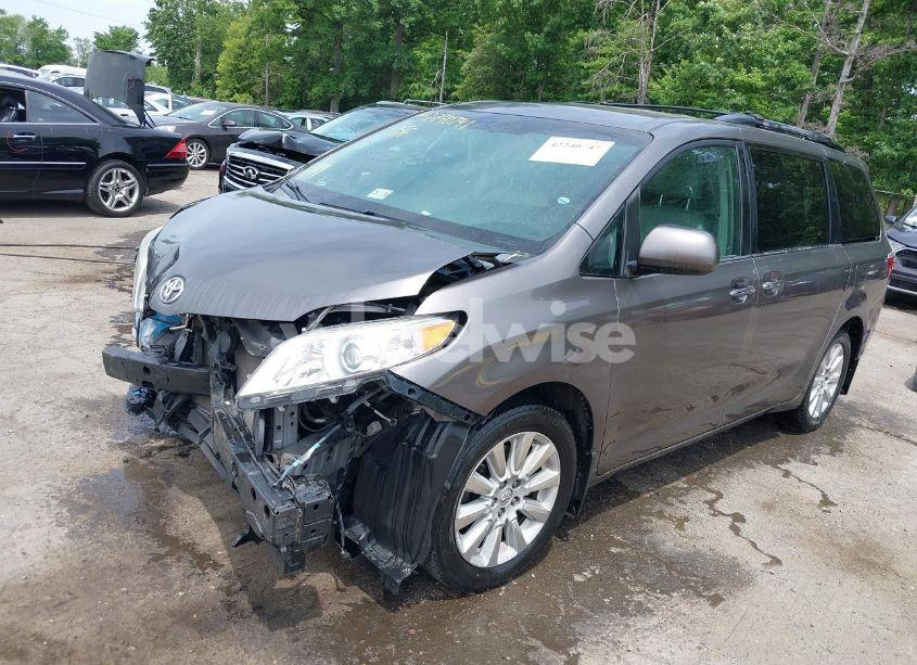 Photo 2 of 2015 Toyota Sienna XLE PREMIUM 7 PASSENGER (VIN 5TDDK3DC6FS111675)