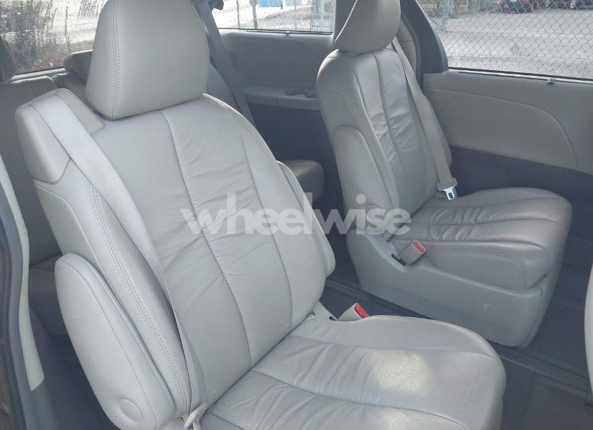 Photo 8 of 2011 Toyota Sienna XLE (VIN 5TDDK3DC7BS006329)