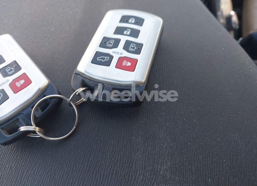 Photo 11 of 2011 Toyota Sienna XLE/LIMITED (VIN 5TDDK3DC7BS019372)