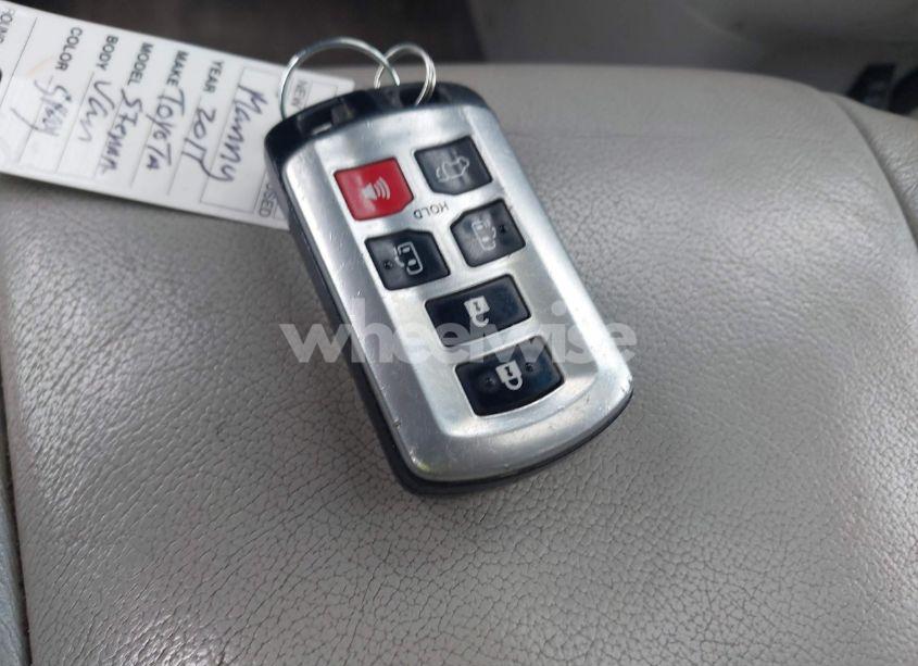 Photo 11 of 2011 Toyota Sienna XLE (VIN 5TDDK3DC7BS021218)