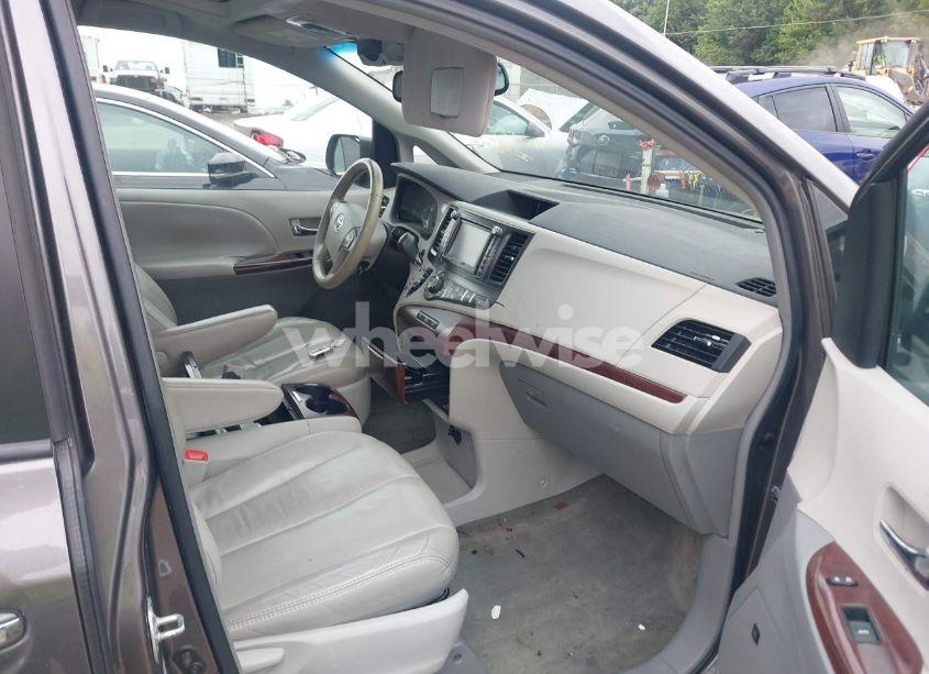 Photo 5 of 2011 Toyota Sienna XLE (VIN 5TDDK3DC7BS021218)