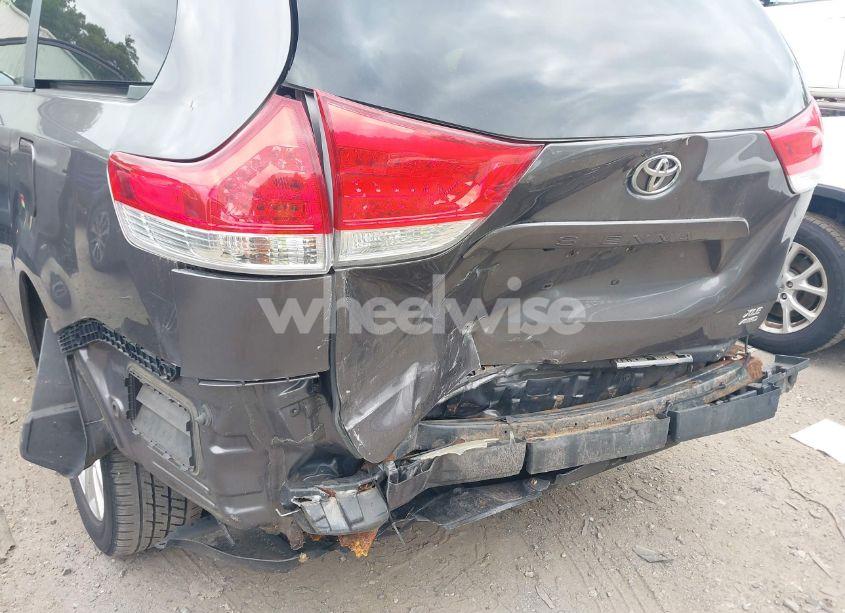 Photo 6 of 2011 Toyota Sienna XLE (VIN 5TDDK3DC7BS021218)