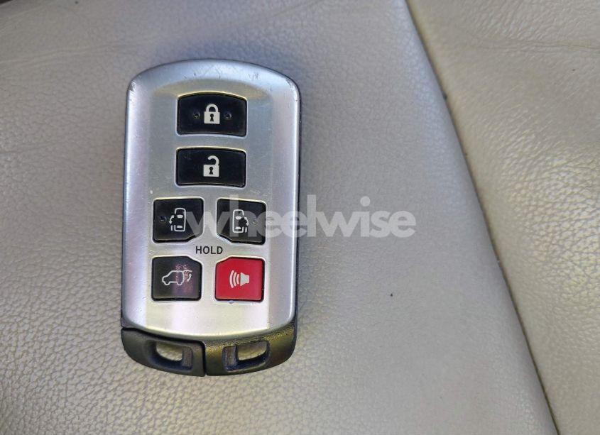 Photo 11 of 2011 Toyota Sienna XLE/LIMITED (VIN 5TDDK3DC7BS028735)