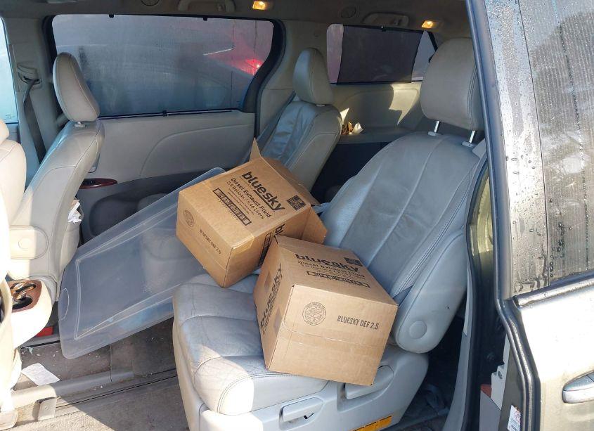 Photo 8 of 2012 Toyota Sienna XLE/LIMITED (VIN 5TDDK3DC7CS046492)