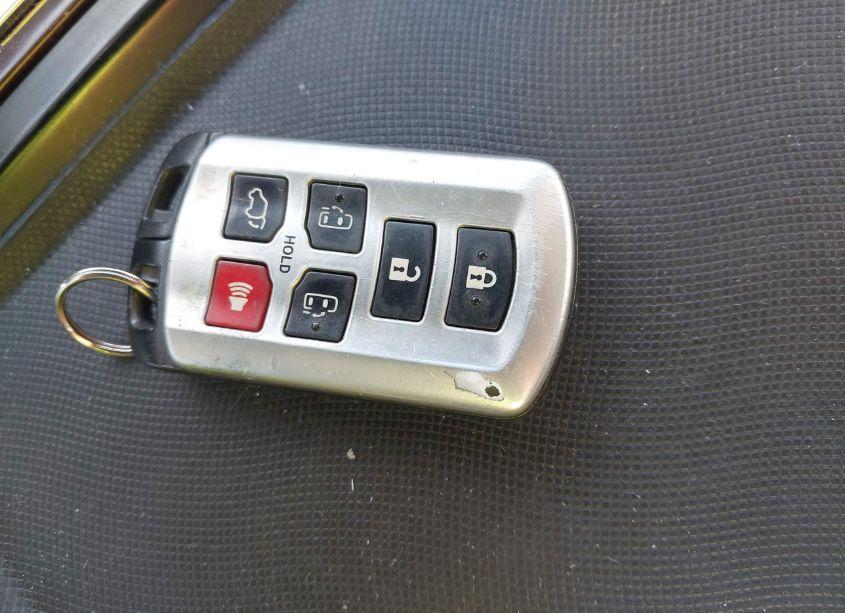 Photo 11 of 2012 Toyota Sienna XLE/LIMITED (VIN 5TDDK3DC7CS046668)