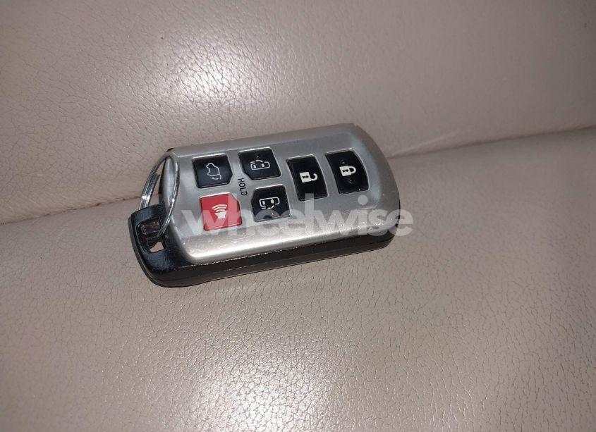 Photo 11 of 2013 Toyota Sienna XLE/LIMITED (VIN 5TDDK3DC7DS068591)