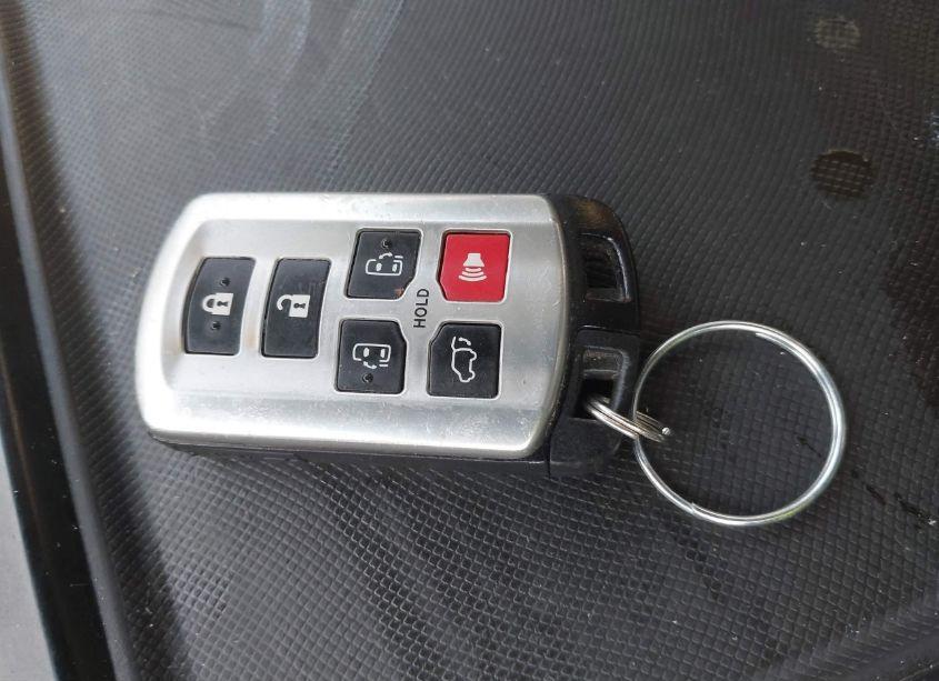 Photo 11 of 2014 Toyota Sienna XLE/LIMITED (VIN 5TDDK3DC7ES087031)