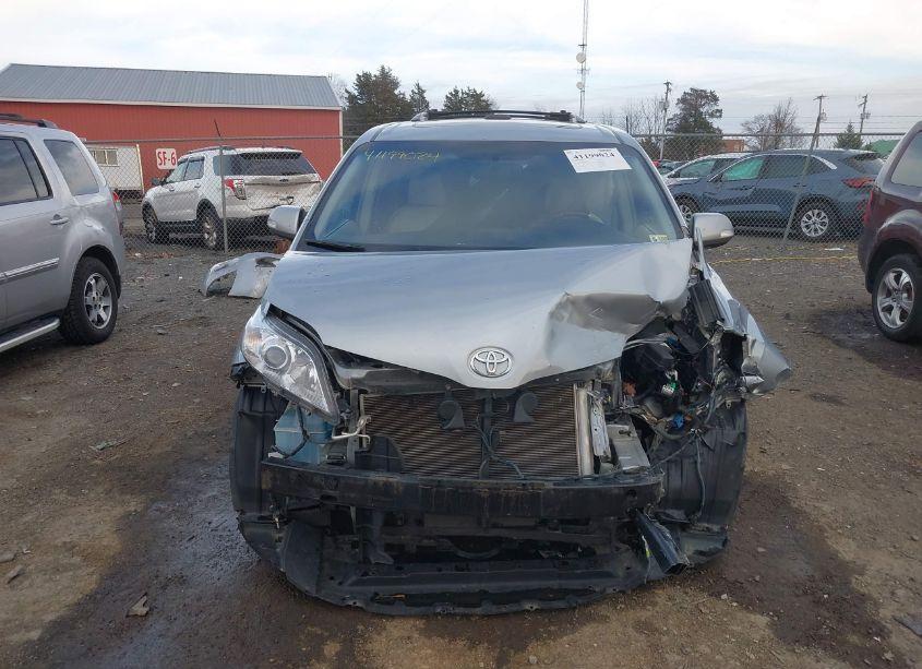 Photo 13 of 2014 Toyota Sienna XLE/LIMITED (VIN 5TDDK3DC7ES087031)