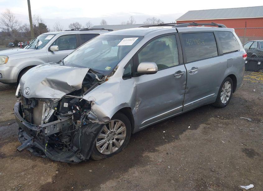 Photo 2 of 2014 Toyota Sienna XLE/LIMITED (VIN 5TDDK3DC7ES087031)