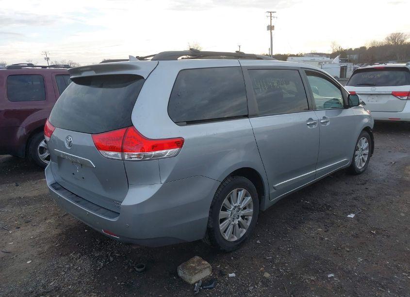 Photo 4 of 2014 Toyota Sienna XLE/LIMITED (VIN 5TDDK3DC7ES087031)