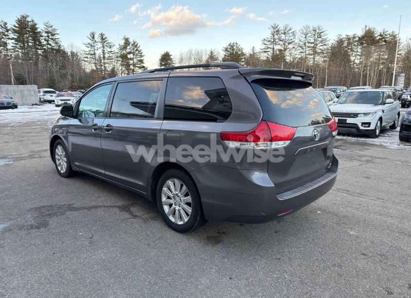 Photo 3 of 2011 Toyota Sienna XLE/LIMITED (VIN 5TDDK3DC8BS002466)